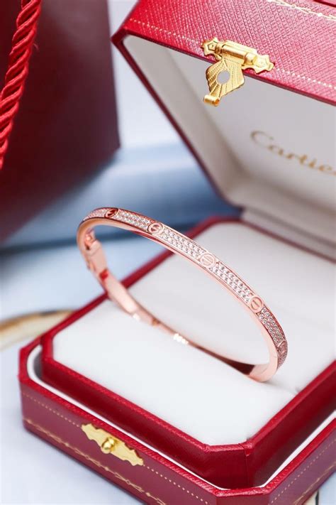 Браслеты Cartier – купить в Москве, цены в каталоге Часовой .